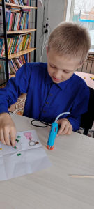 На базе детской библиотеки прошло мероприятие мастер-класс «Брелок для папы» в рамках проекта «Пушкинская карта»