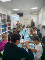 В центральной библиотеке с. им. П.Осипенко в рамках реализации проекта «Пушкинская карта» и приуроченному празднику «День семьи, любви и верности» организован мастер-класс «Роспись гипсовых фигурок»