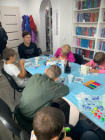 В центральной библиотеке с. им. П.Осипенко в рамках реализации проекта «Пушкинская карта» и приуроченному празднику «День семьи, любви и верности» организован мастер-класс «Роспись гипсовых фигурок»