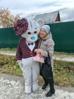 Центральная библиотека совместно с Центром социальной поддержки населения организовали выездной поздравительный десант для представителей старшего поколения