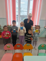 Библиотека с.Оглонги провела творческое занятие для дошкольников "Открытка для папы"