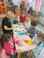 Библиотека с.Оглонги провела творческое занятие для дошкольников "Открытка для папы"